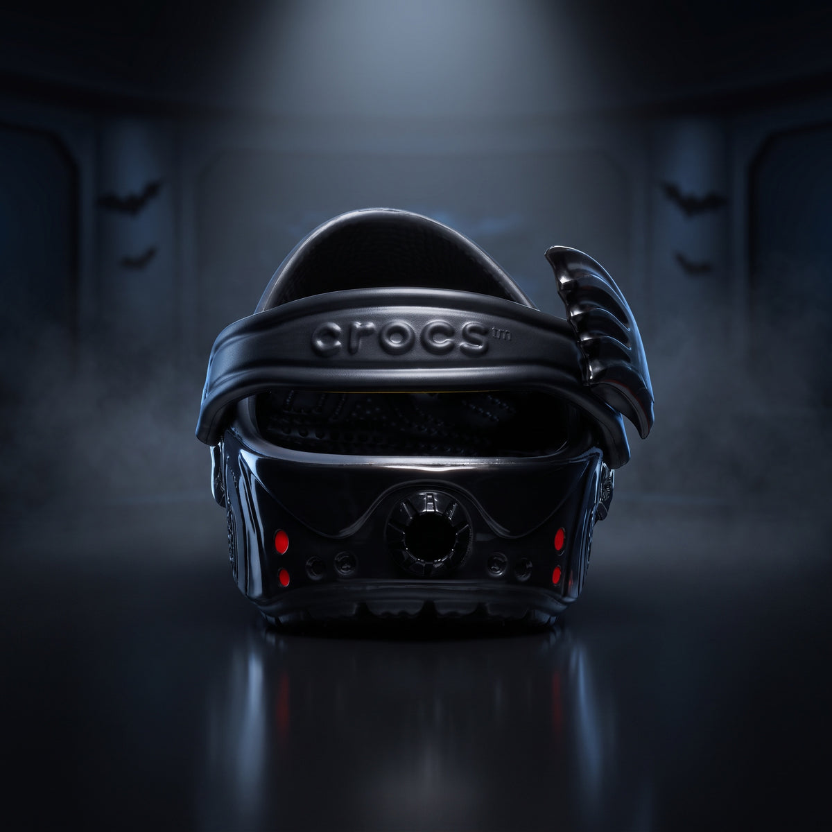 Sabots Dark Ride noirs LAS ROSAS avec ailerons, détails moulés et charms sur fond sombre
