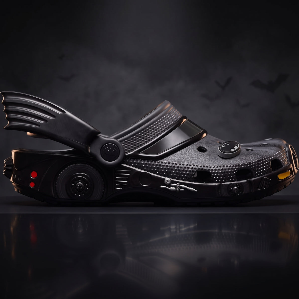 Sabots Dark Ride noirs LAS ROSAS avec ailerons, carrosserie moulée et charms sur fond sombre