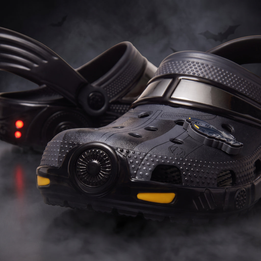 Sabots noirs LAS ROSAS Dark Ride avec ailerons, détails moulés, charms et feux arrière rouges