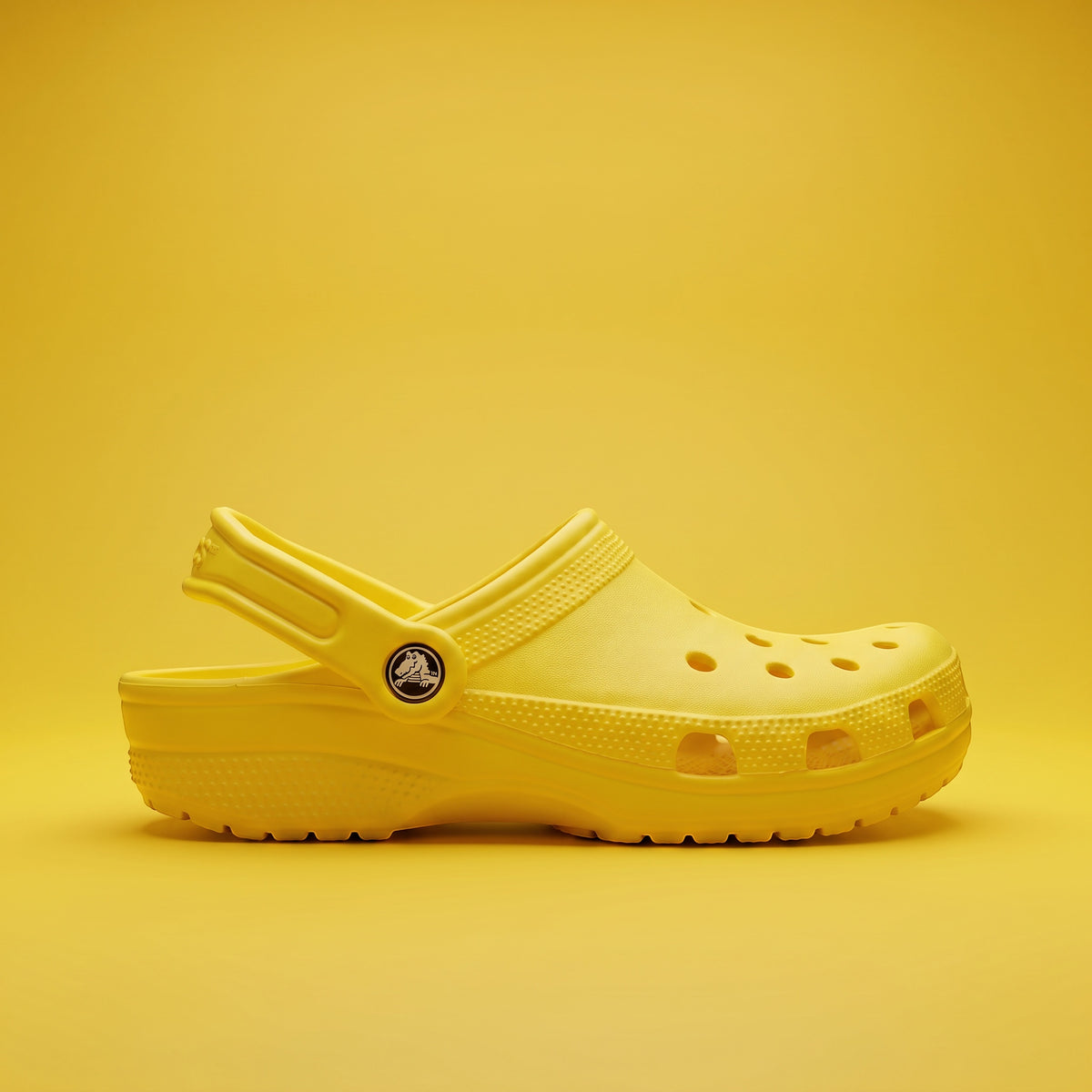 Sabot LAS ROSAS Basics jaune en mousse légère avec bride pivotante, vue de profil sur fond jaune uni.