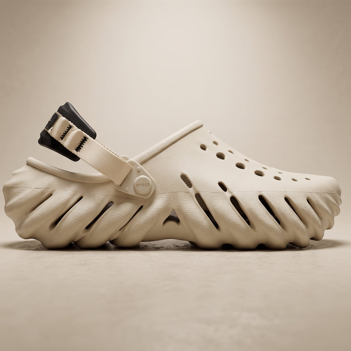 Sabot Echo Clog beige de LAS ROSAS avec bride arrière noire et design sculpté moderne en mousse moulée