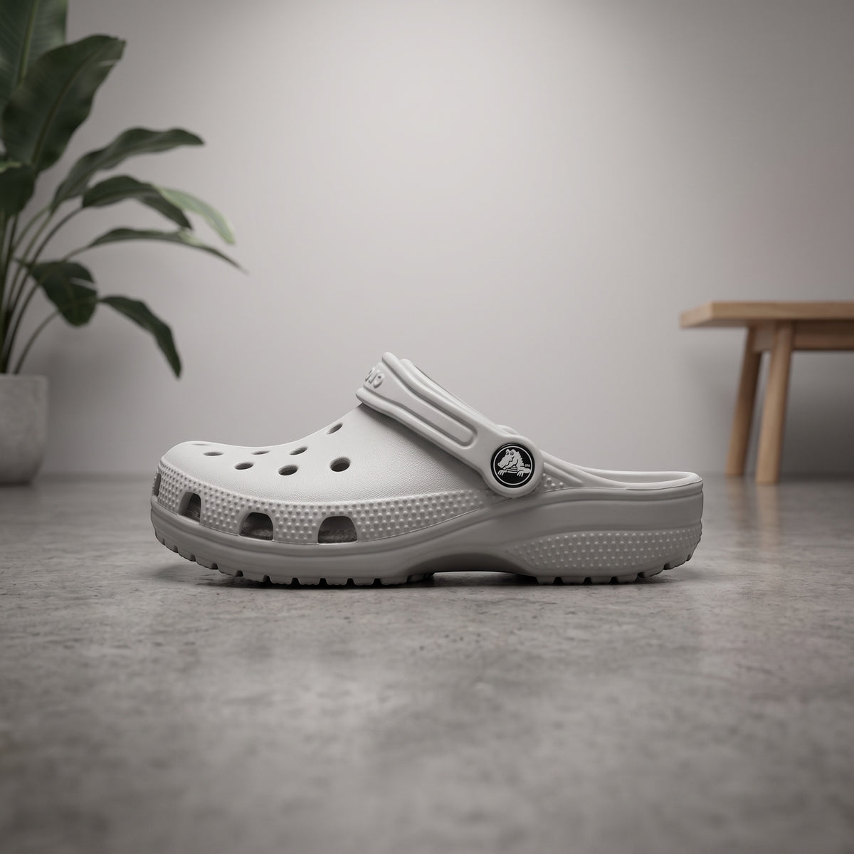 Sabot LAS ROSAS Basics gris clair en mousse légère, design ergonomique perforé, vue de profil sur sol en béton.