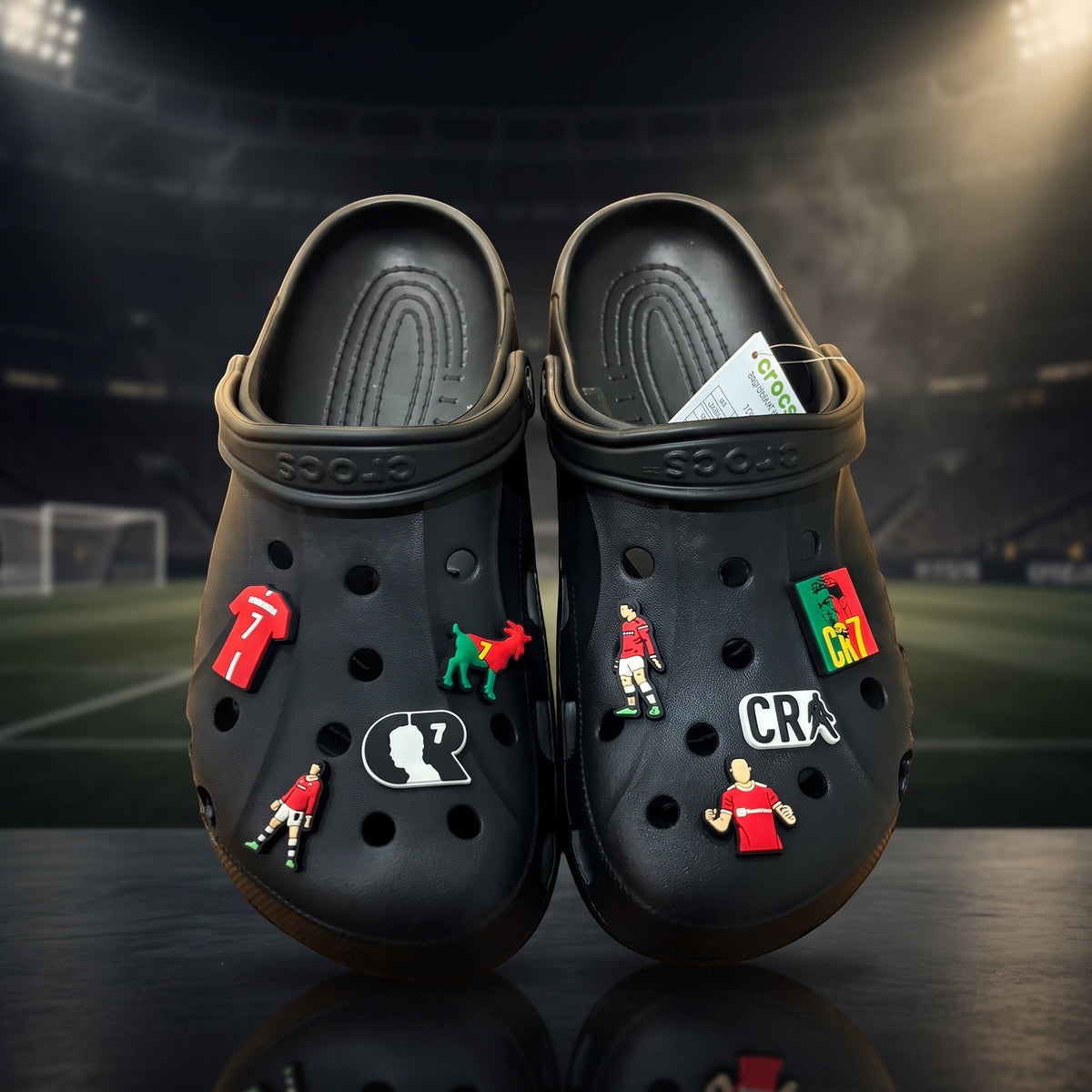 Sabots noirs LAS ROSAS personnalisés avec le pack de charms GOAT 7 sur le thème du football